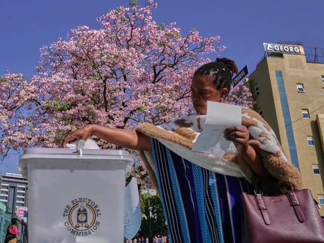 Ugandská volička hádže do