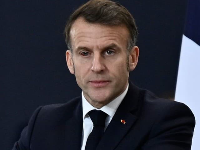 Macron mal opuchnuté a