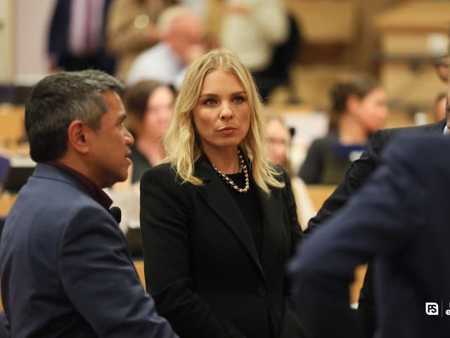 AI, ktorá „vyzlieka“ ženy