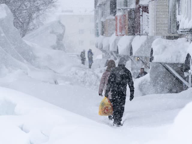 Ľudia vyliezajú z bytov