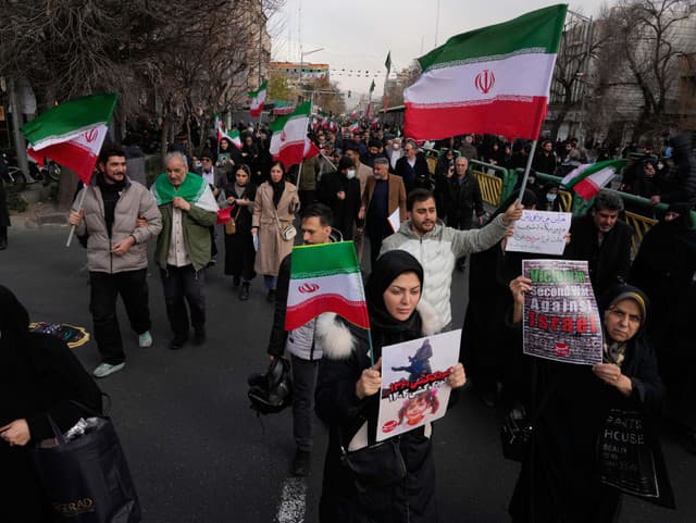 Ľudia nesú iránske vlajky