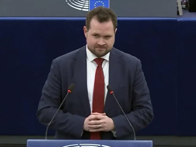 Dánsky europoslanec už totálne