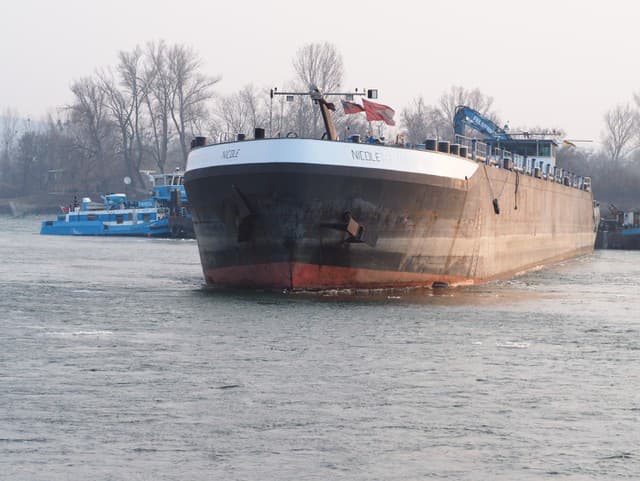 Remorkér pri skríženej lodi