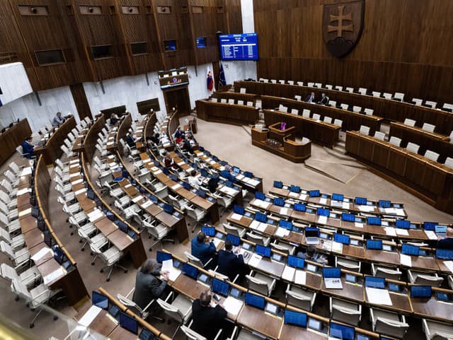 Poslanci Národnej rady (NR)
