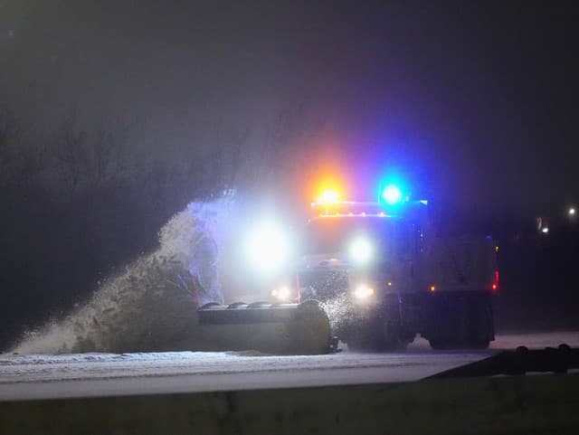 Sneh a ľad komplikujú