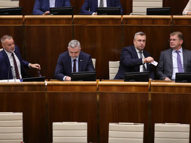 Poslanci NR SR hlasujú