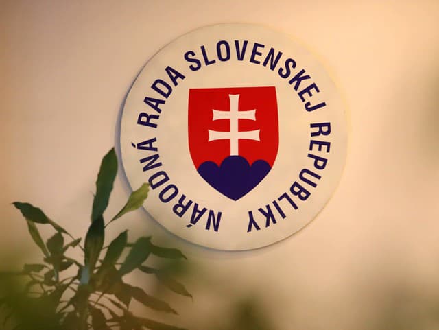 Poslanci sa v utorok