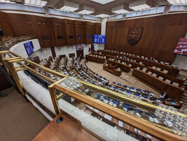 Poslanci ukončili rokovanie debatou