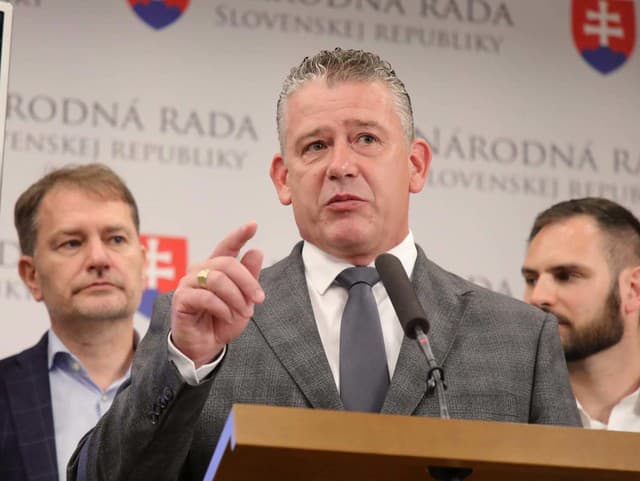 Mikulec udrel na vládne