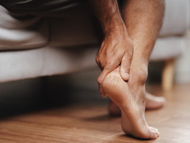 Máte POPRASKANÉ päty? Podľa