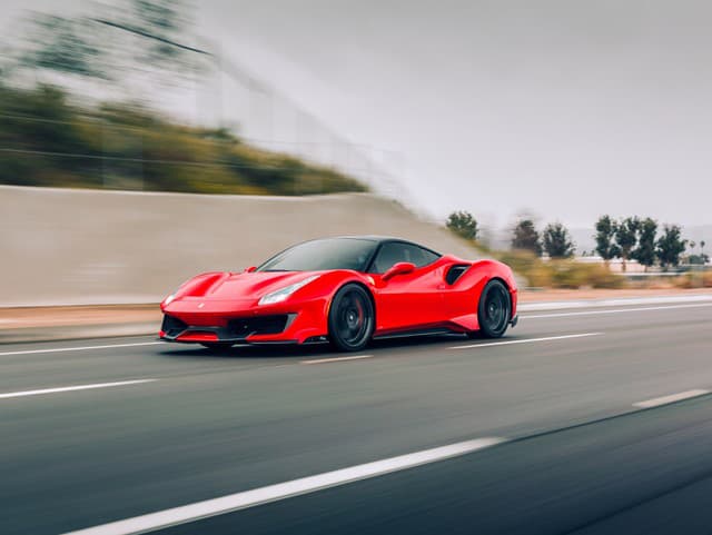 Bezdomovec vo Ferrari? Polícia