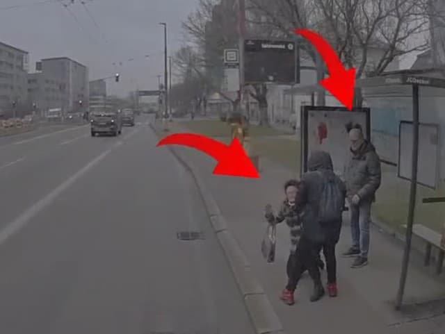 Hrozná scéna na zastávke