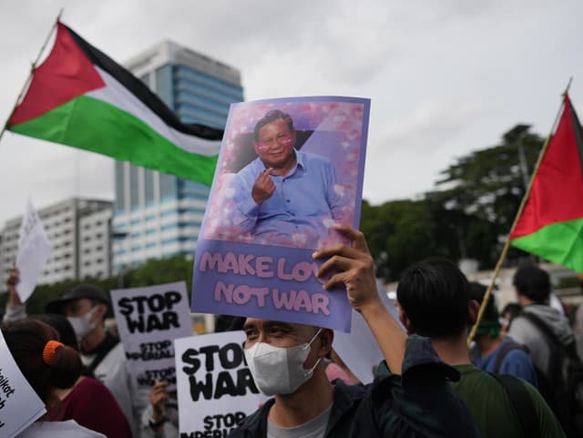 Na snímke demonštrant drží