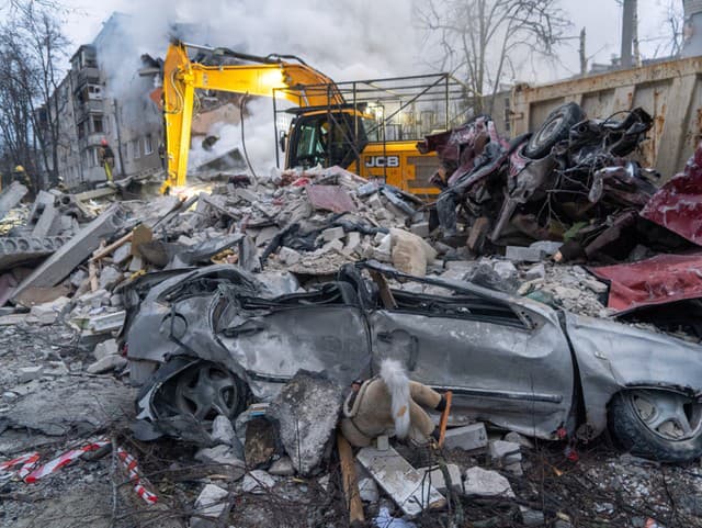 Záchranári odstraňujú trosky bytového