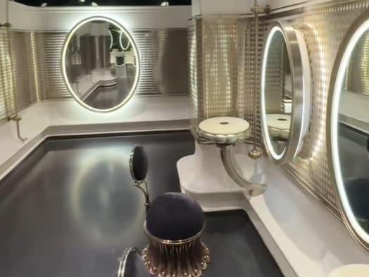 Toaleta alebo kráľovský palác?