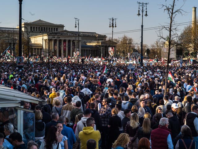 Budapešť zaplnili tisíce ľudí: