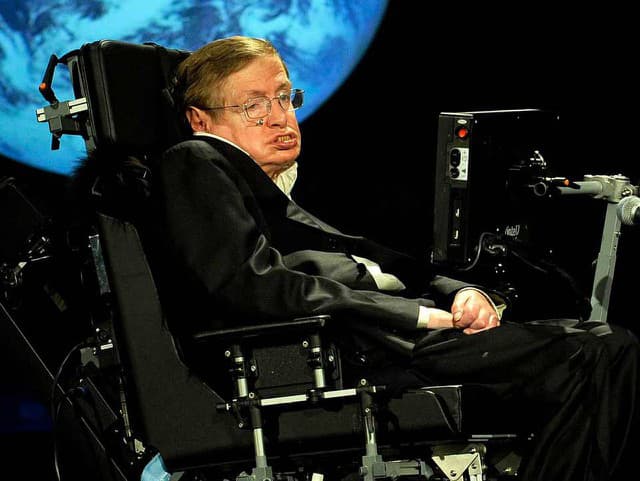 Stephen Hawking varoval, že