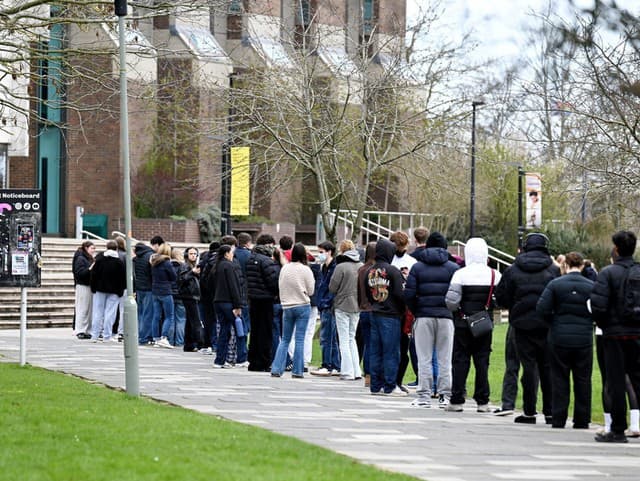 Študenti čakajú v rade