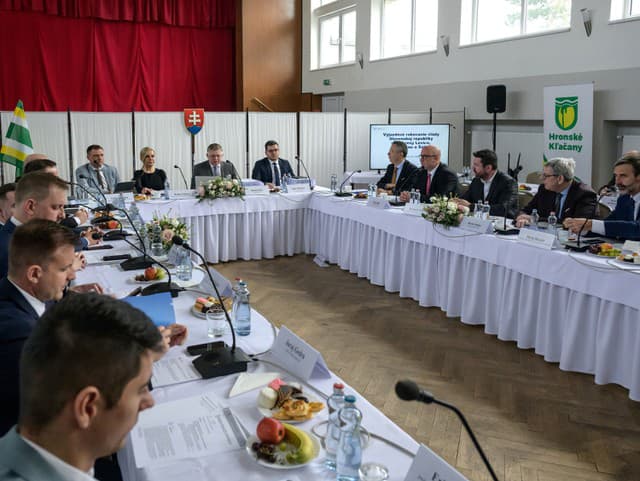 Vláda absolvuje v utorok