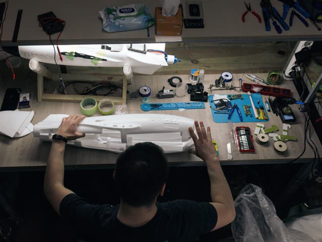 Namiesto vtáčích búdok šijú