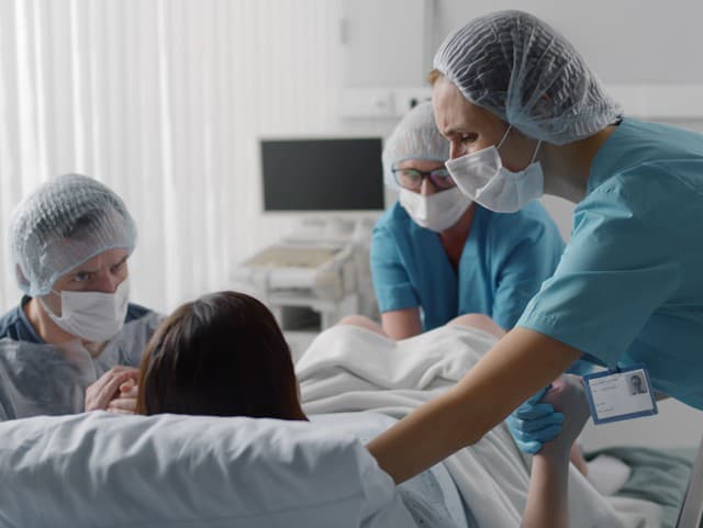 Prekážal mu KRIK rodičiek!