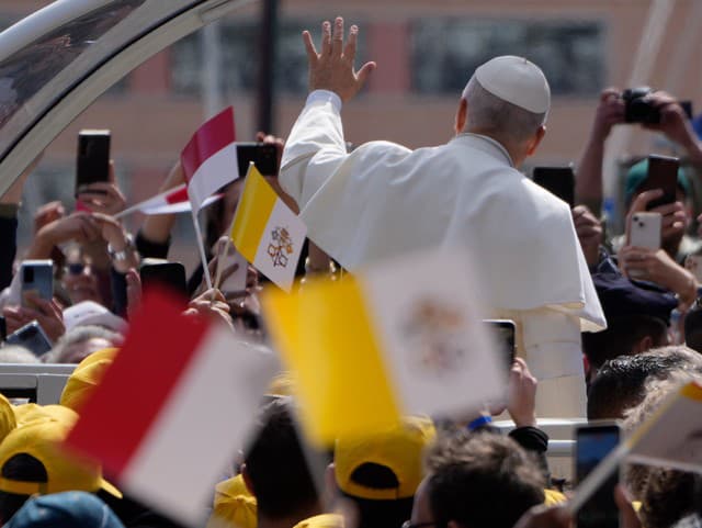 Pápež Lev XIV. prichádza