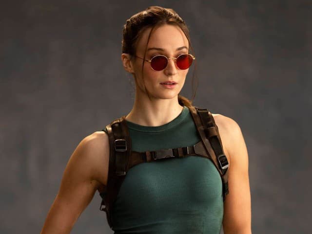 Sophie Turner ako Lara