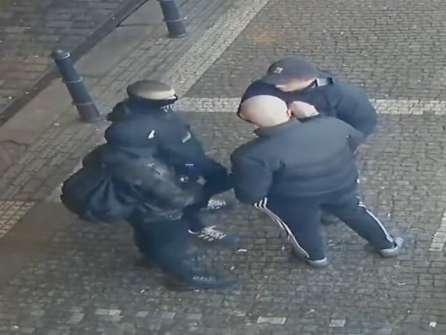 Päste do tváre, slzný