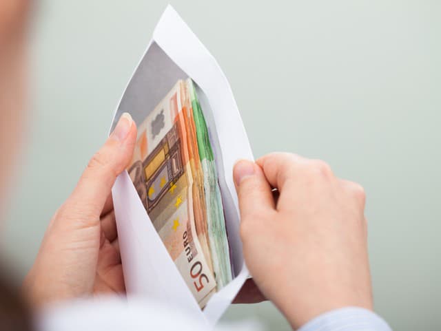 Seniora chceli obrať o