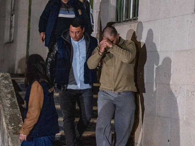 Cédrica Prizzona odvádzajú policajti.