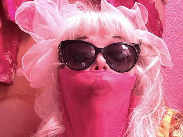 Angelyne si rada zahaľuje