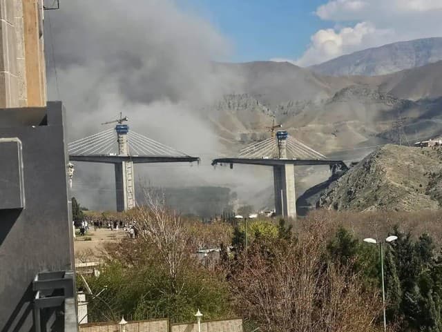 Zničený most v Iráne