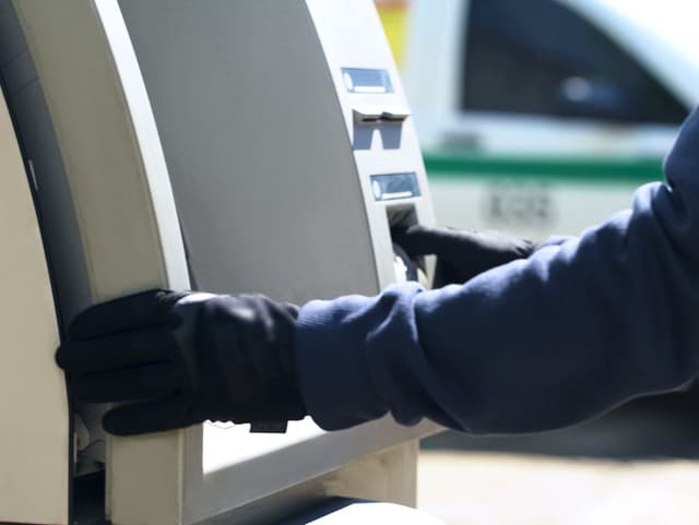 Zlodeji na elektrokolobežkách! Vykradli