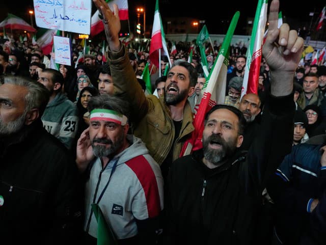 Iránski provládni demonštranti skandujú