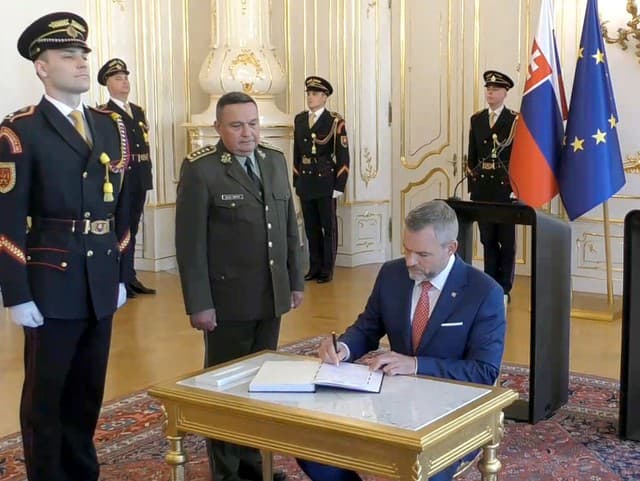 Prezident Peter Pellegrini podpisuje