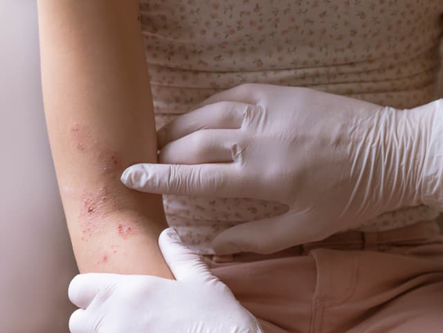 Každý deň musí vysávať