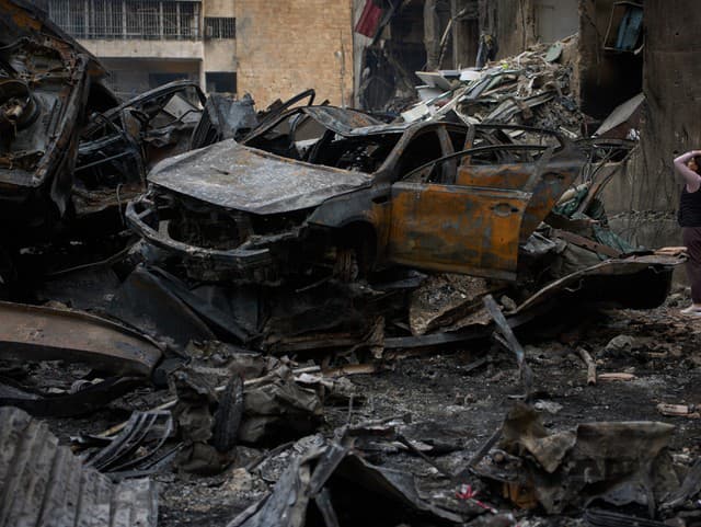 Na snímke obyvateľka kontroluje