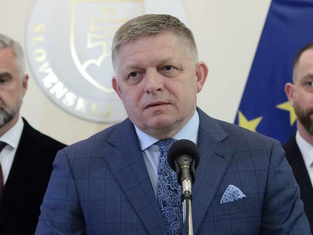 Premiér v sobotu odcestuje