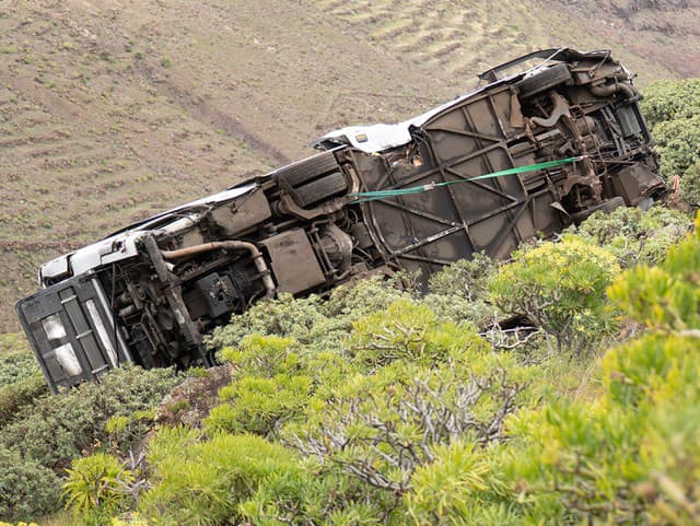 Autobus sa zrútil do