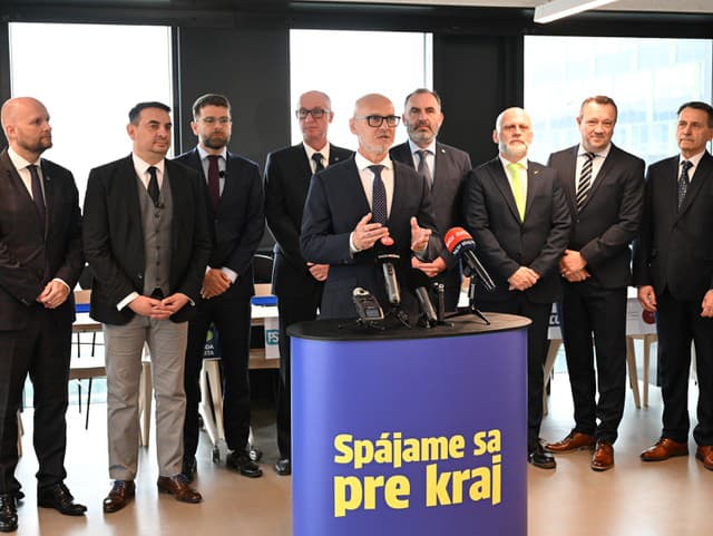 Na snímke uprostred predseda