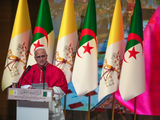 Pápež Lev XIV. (vpravo)