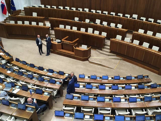 Poslanci odštartovali schôdzu: V