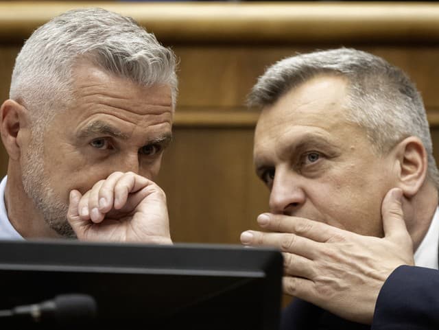 Poslanci ukončili prvý rokovací