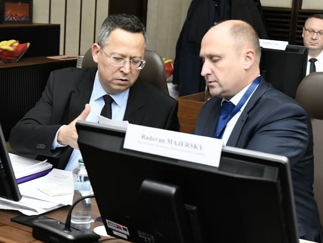 Na snímke vpravo štátny