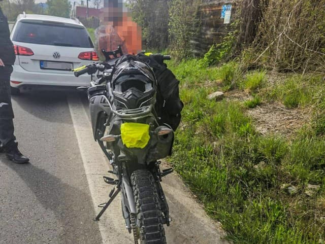 Opitý motorkár na chodníku