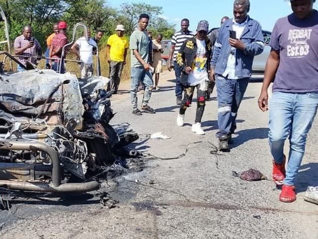 Pri požiari minibusu na