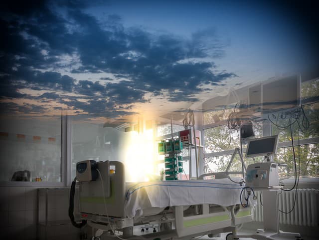 Prikryli ju plachtou a