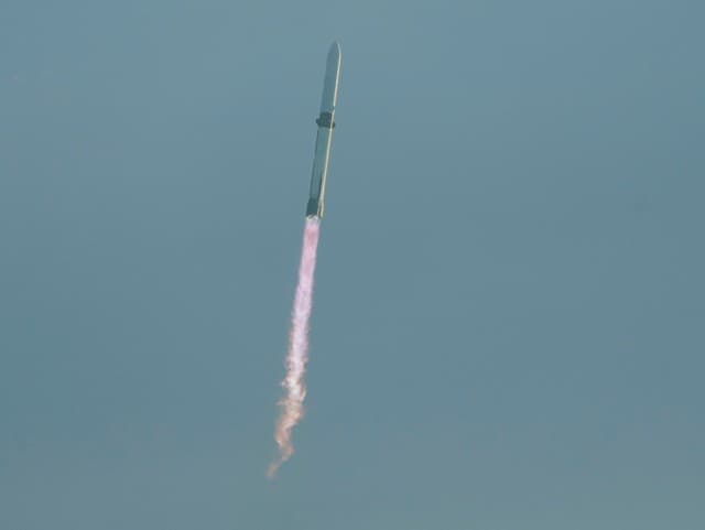 Raketa Blue Origin vysadila