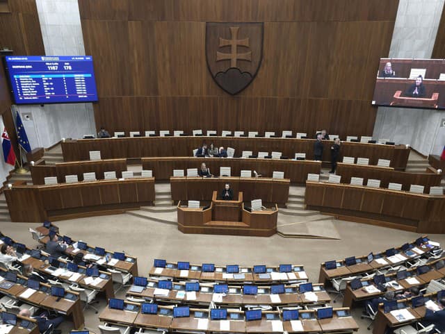 Parlament ukončil rokovací deň