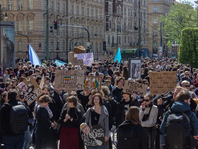 Na snímke študenti na